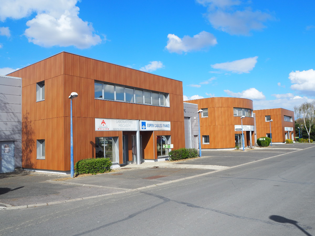 Relookage des entrées d’un bâtiment d’environ 5100 m² à Cormeilles en Parisis