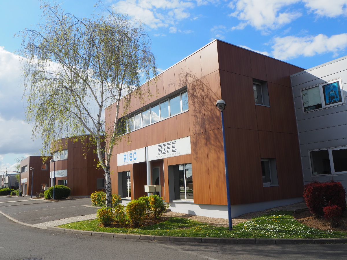 Relookage des entrées d’un bâtiment d’environ 5100 m² à Cormeilles en Parisis